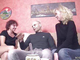 2 deutsche Milf unterrichtet zwei junge Jungfrau zum ersten Mal