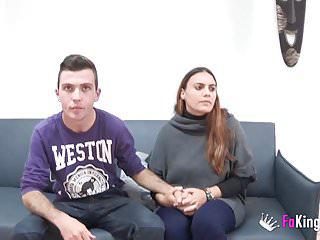 Zwei junge Japanerinnen teilen sich einen Schwanz