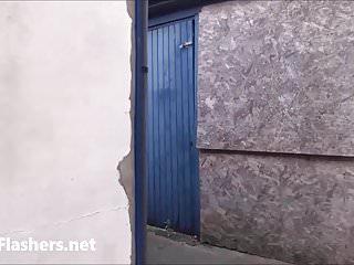 Blonde Milf zeigt sich nackt in der Öffentlichkeit