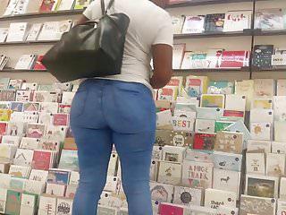 Vollbusige afrikanische Milf in Jeans beim blasen