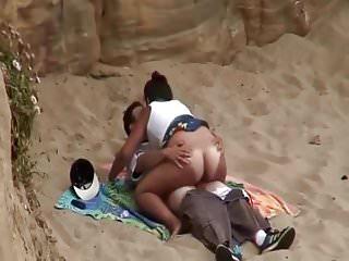 Babe am Strand in den Arsch gefickt