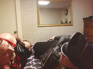 Domina in Latex schlägt ihren Sklaven