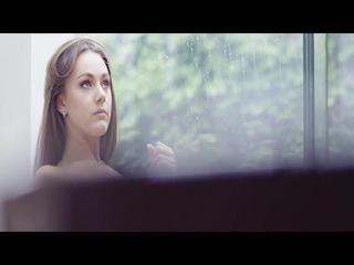 Super sexy Brünette Courtney k strippt und masturbiert