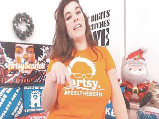 Heisses Babe spielt mit ihrer Muschi bis sie spritzt