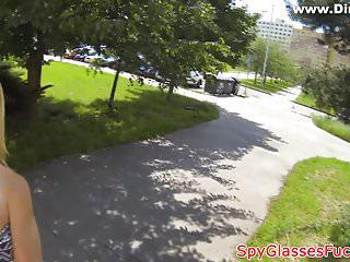 Hübsche Euro Babe lutscht Schwanz in pov