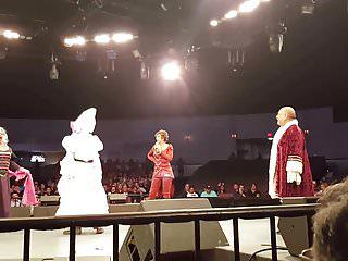 Latina zeigt was sie unterm röckchen hat