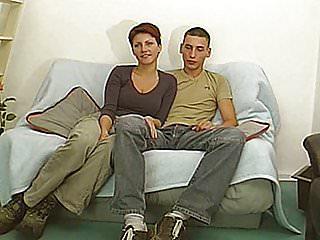 Grossartiges junges amateurpaar beim ersten Blowjob vor der Kamera