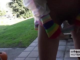 Schlanke Latina wird von hinten gefickt