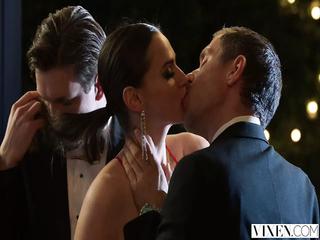 Heisse Tori Black nimmt zwei Schwänze auf