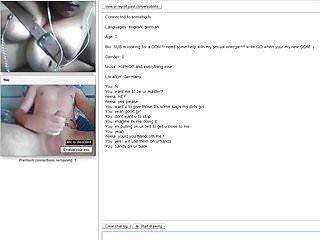 Sklavensau mit abgebundenen Titten vor der Cam