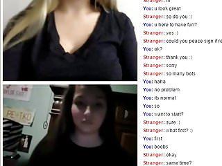 Schöne erotische Lesben fingern sich vor der Webcam