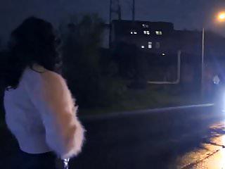 Heisse vollbusige Nutte reibt ihre haarige Muschi