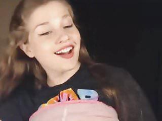 Vollbusige Frau spielt mit ihrer feuchten Fotze