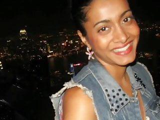 Geile Inderin in den Mund gespritzt