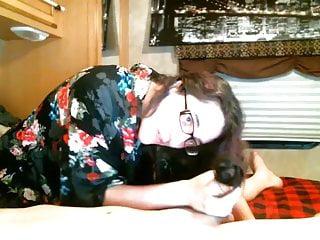 Hübsche Brünette zeigt ihre haare und masturbiert