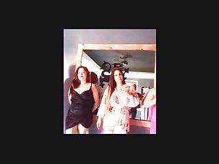 Asiatische Masseurin reitet auf ihrem Kunden