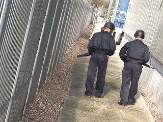 Knastfick - vollbusige Polizistin will einen harten Schwanz in sich fühlen