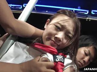 Japanische Brünette mit dicken Titten hat Gruppensex