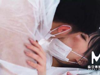 Das Fotoshooting zwischen den modells Ray und ihren großen Brüsten