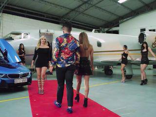 Sie masturbiert mit Vibrator bis sie kommt