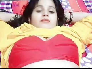 Hübsche Frau mit großen Brüsten verführt einen geilen Kerl