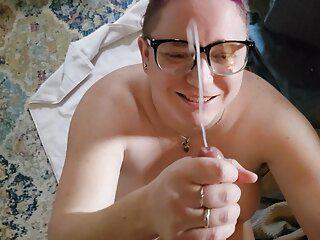 Sußer Milf in Pumps spritzt pov ins Gesicht